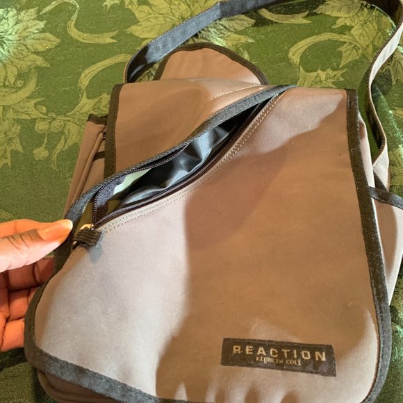 Kenneth Cole Reaction - Cross Body Army-Green Purse - Picture 2 of 11